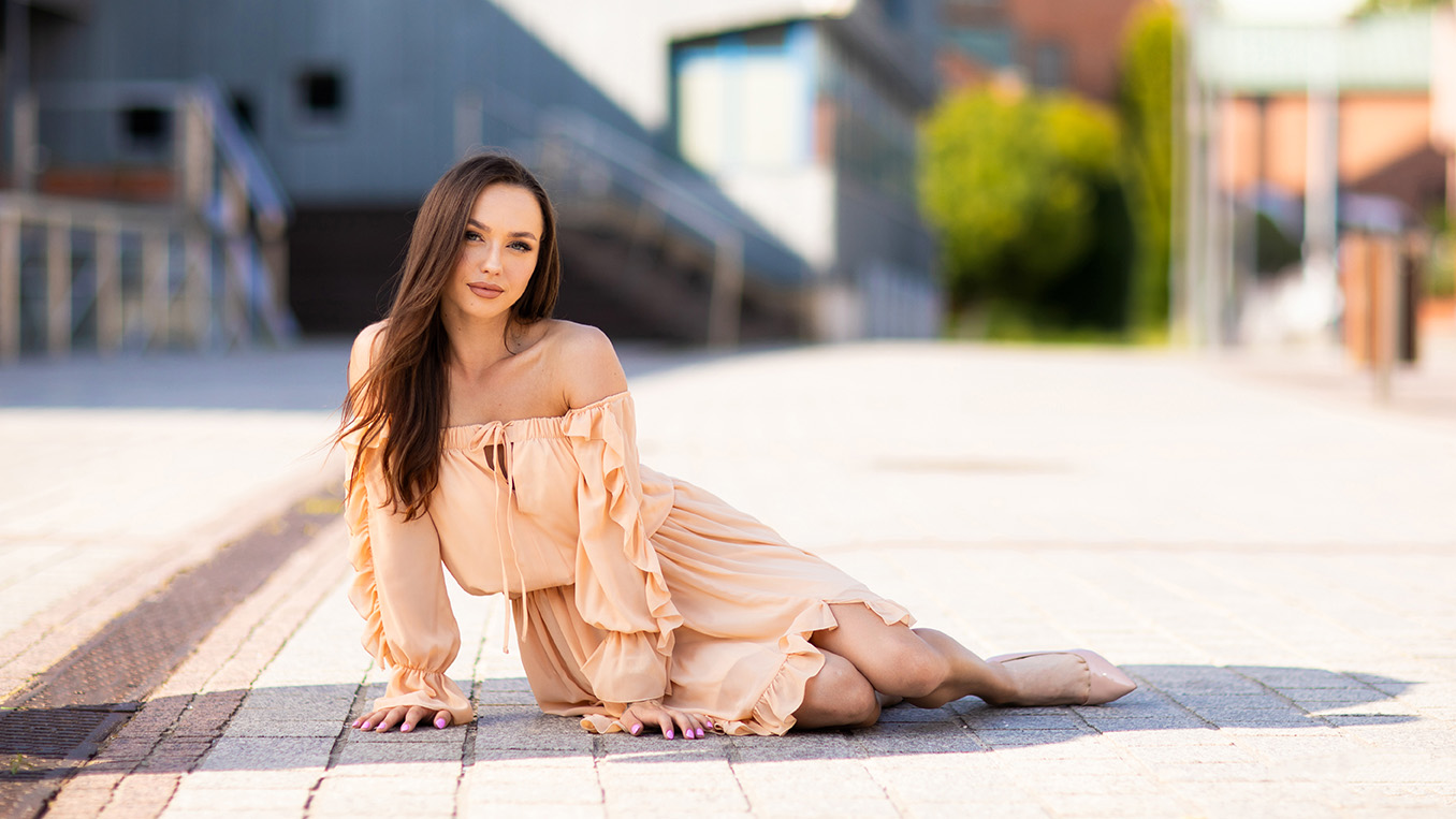 Piękna kobieta pozuje na mieście