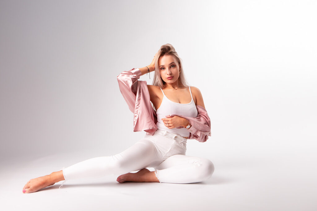 Sesja kobieca Katowice | Dzięczyna pozuje na białym tle